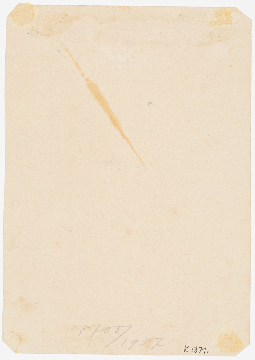 En kvinna med bred hatt, randig blus och rutig kjol.
