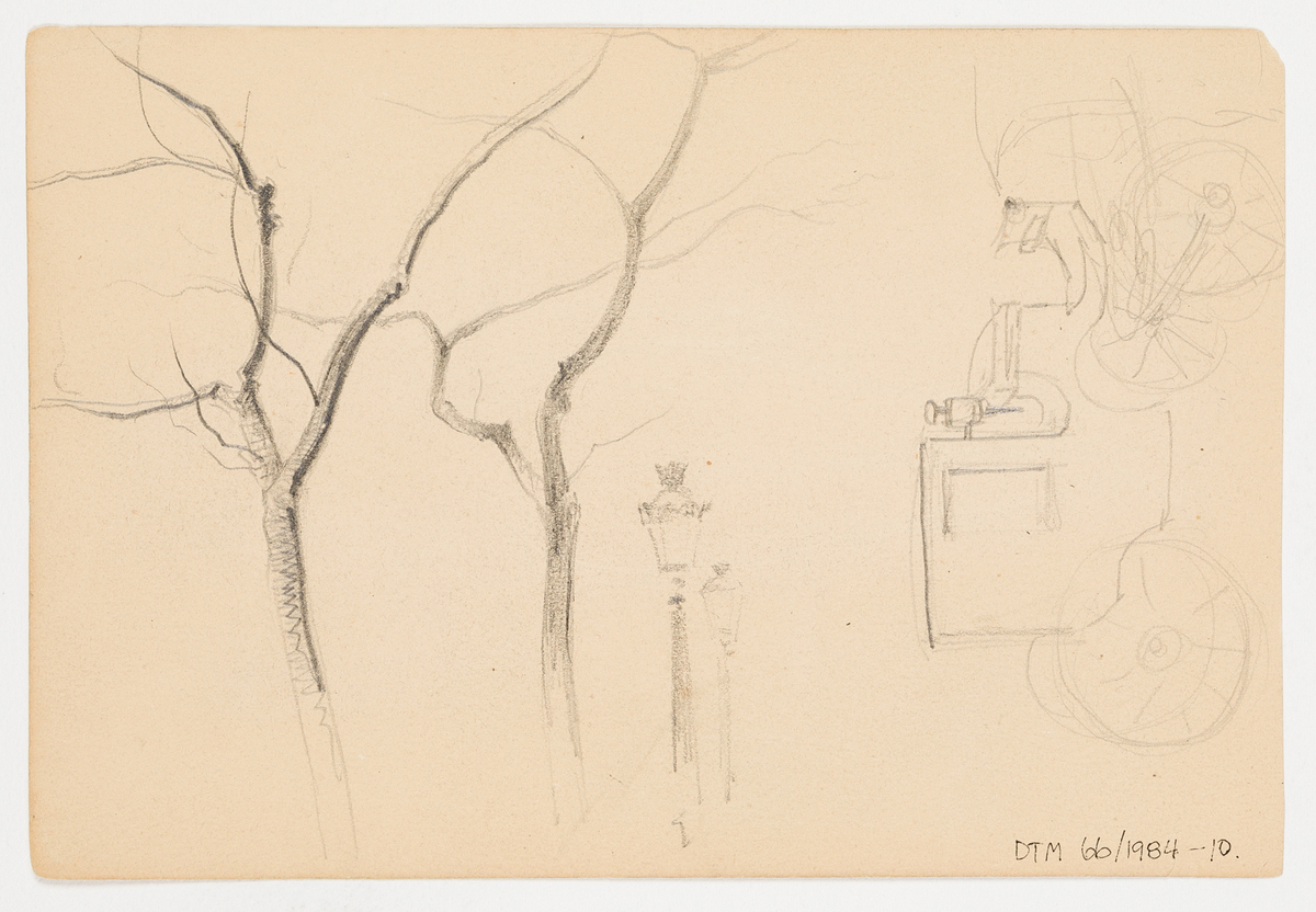 Kala träd och gatlyktor på en trottoar. I bakgrunden en klassisk byggnad. Två människor påtrottoaren. På baksidan en detaljstudie av träd och gatlyktor samt en vagn.
