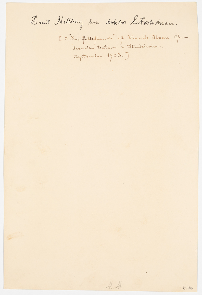 En man iklädd frack med skägg. Han håller höger hand utsträck och sin vänstra han i byxfickan.
