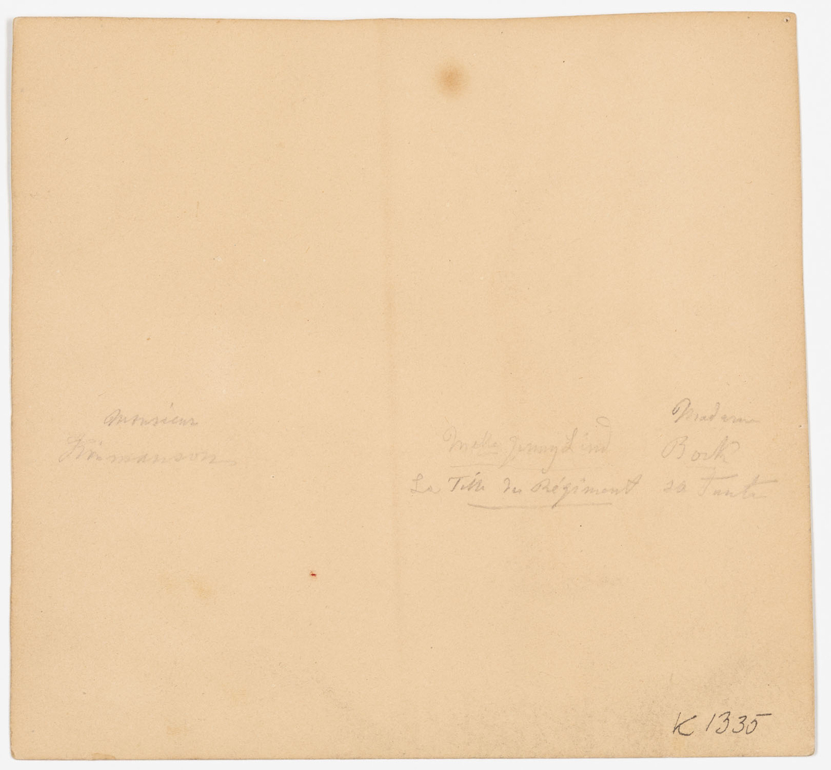 Till vänster en kvinna i svart klänning och vit huvudbonad som sitter vid ett piano. Till höger om henne Jenny Lind iklädd en vit klänning med röda detaljer, hållandes noter i sina händer. Längst till höger på en stol sitter en man iklädd vit och blå uniform.
