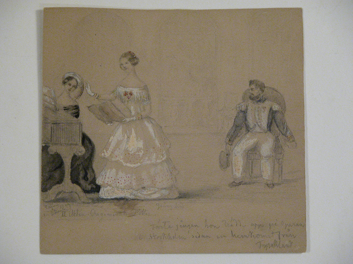 Till vänster en kvinna i svart klänning och vit huvudbonad som sitter vid ett piano. Till höger om henne Jenny Lind iklädd en vit klänning med röda detaljer, hållandes noter i sina händer. Längst till höger på en stol sitter en man iklädd vit och blå uniform.
