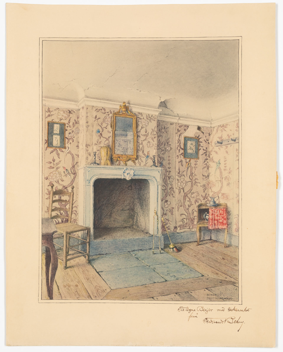 Interiör av rum med öppen spis. Väggarna har rosa tapeter dekorerade med lila träd, blommor och fåglar. Till vänster står ett bord och en stol. Till höger finns ett tvättställ med röd handduk.
