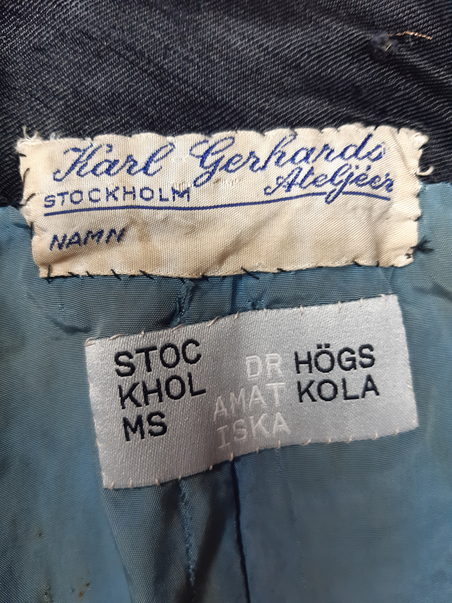 Uniformsjacka av ull i ljusblå färg. Jackan är en kort modell, sk. dolma eller attila. Rikt dekorerad med snoddar, snörmakeri och fransar i guldfärg med en textil kärna. Flätade snoddar på axlarna och en ägiljett runt vänster axel. Klotformade knappar av metall mitt fram, på framstycket och på axlarna. Ståkrage med hyska och hake mitt fram. Fodrad med ett ljusblått tyg med bröstfickor på varje sida. Hakar längs nederkantens insida.
