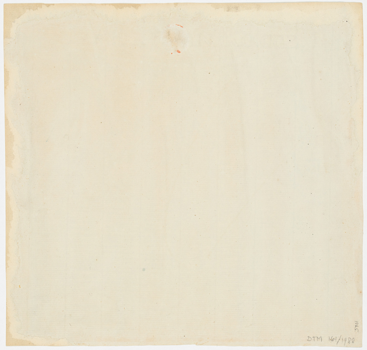 Stor sal med kolonner, spetsbågar samt en arkad ovanför en bred trappa. Bakom de främre kolonnerna hänger två röda draperier
