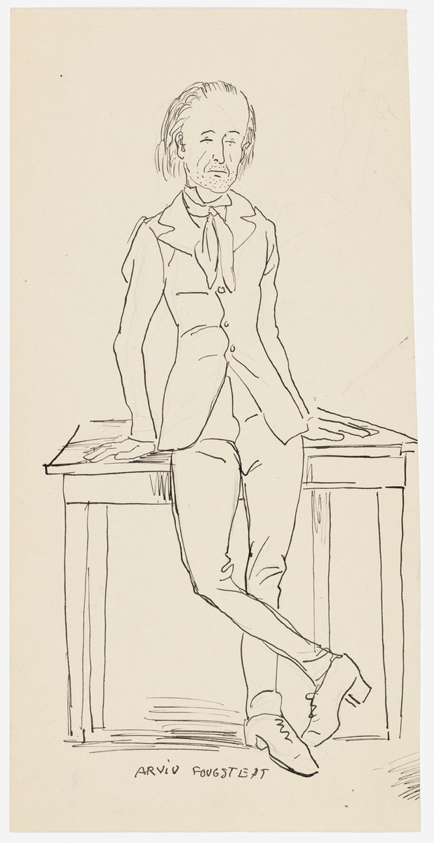 Smal kostymklädd man som lutar sig mot ett bord.
