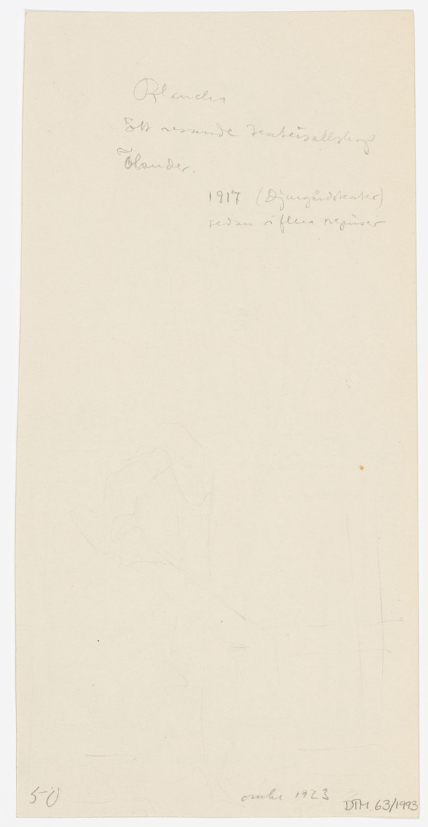 Smal kostymklädd man som lutar sig mot ett bord.
