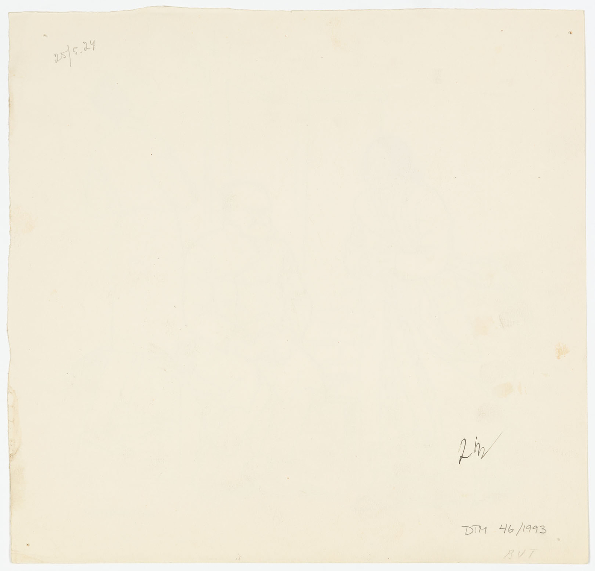 Till vänster går en kvinna (Maria Schildknecht som Nini Aarvik) i ankellång klänning, kappa och halsduk. I mitten på en bänk sitter en man (Halfdan Christensen som Nils Gade) iklädd dubbelknäppt ytterrock. Bakom till höger står en man (Gustaf Molander som Olaf Aarvik) i profil iklädd ytterrock och tittar upp mot ett kors.
