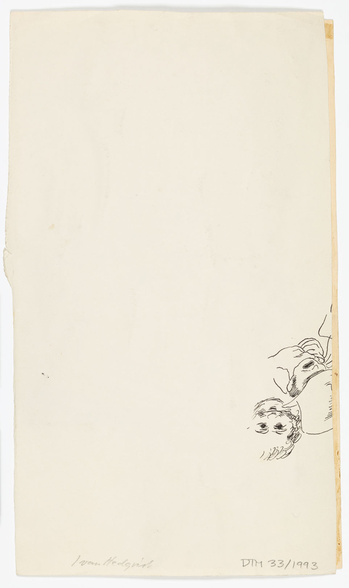 Stående man i helfigur i profil till höger. Högerhanden vila i midjan och vänsterhanden pekar mot höger. Klädd som Karl XII i uniform med höga stövlar och rock.
På baksidan skiss av två ansikten.
