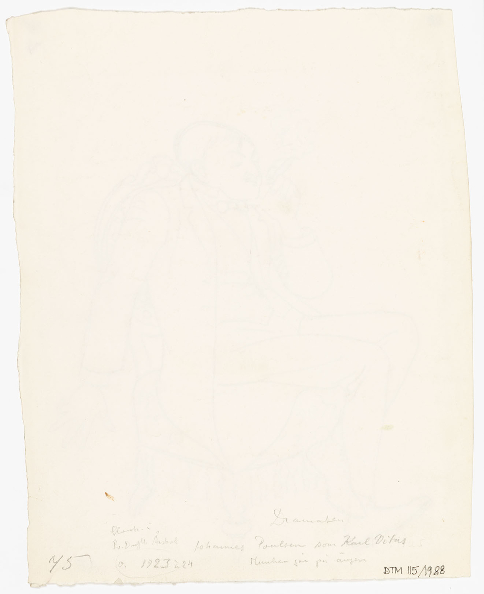 En man sitter på en stoppad stol och röker cigarr. Han har ljusa byxor, väst och rock samt fluga.
