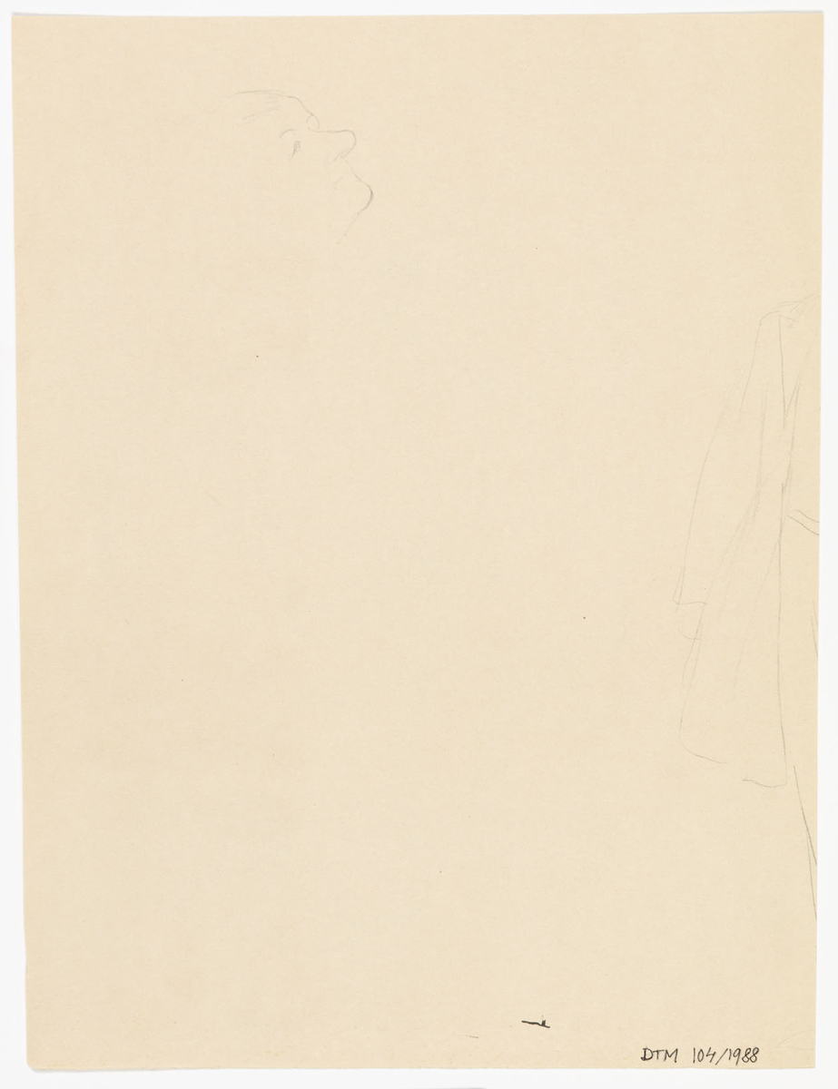 Man sitter i en fotölj iklädd kostym och damasker. I ena handen håller han en handske, hatt och en käpp. Han bär monokel.
