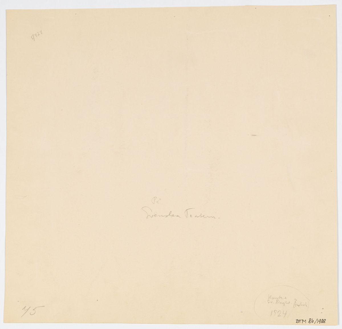 En kvinna och två män. Hon bär mönstrad blus, pärlhalsband, vadlång kjol samt en sjal draperad över axeln. Till vänster en man i hellång rock med lång cape över. Längst till vänster en man i byxor, jacka och stor slokhatt. Han lyfter en hand i luften.
