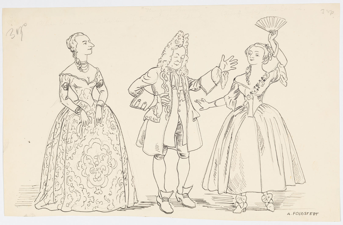 Två kvinnor i djupt urringade klänningar med vida kjolar och snäva liv. Kvinnan till höger håller upp en solfjäder över huvudet. Mellan kvinnorna står en man i lockig allongeperuk, broderad justaucorps, väst och knäbyxor. På baksidan skiss av samma man.
