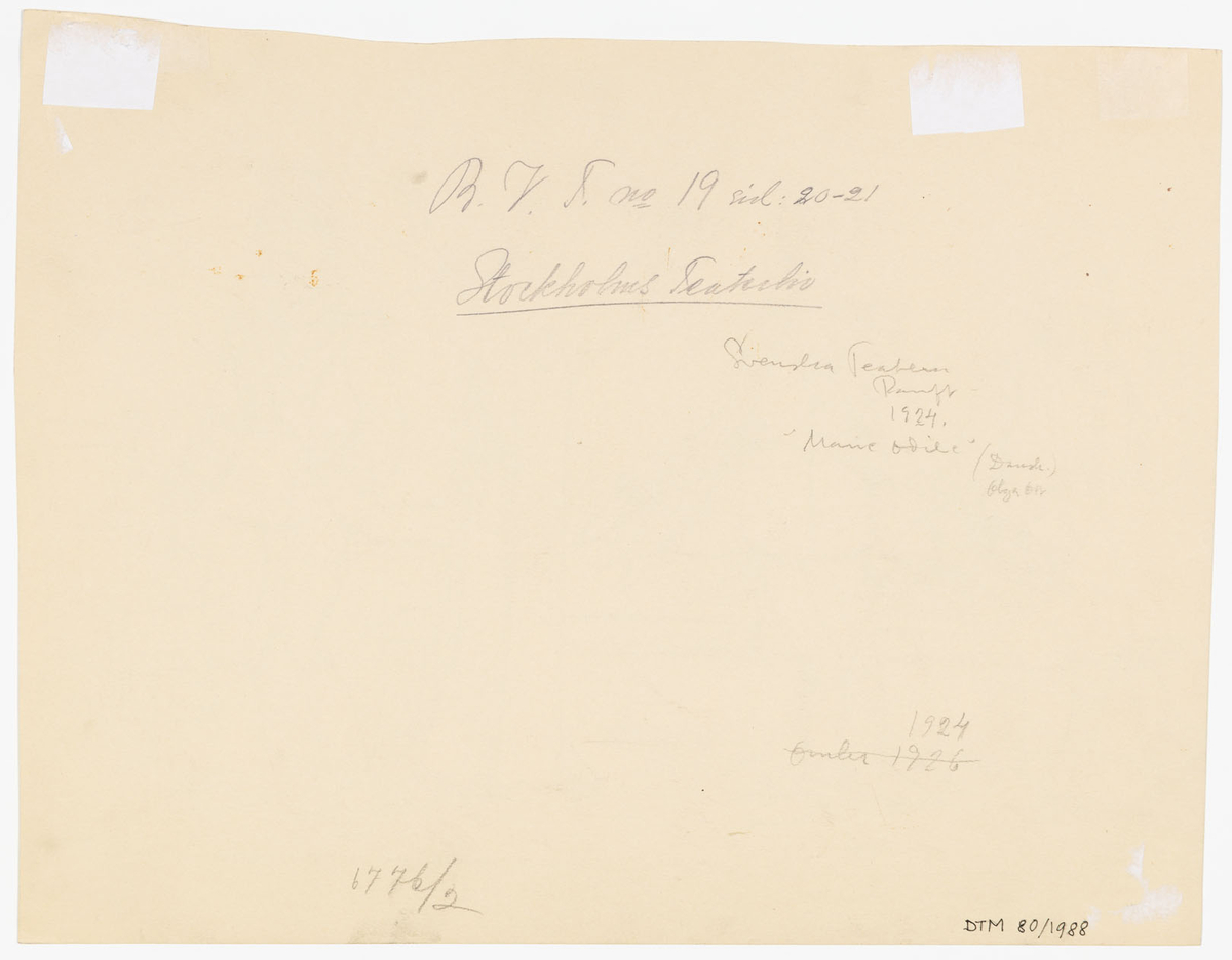 Tre män, varav 2 i uniform, och en kvinna. De står framför en lång bänk och ett bord samt en stol. Längst till vänster på bilden en man i luva, förkläde och träskor. Kvinnan är klädd i nunnedräkt med dok och radband fäst vid midjeskärpet.
