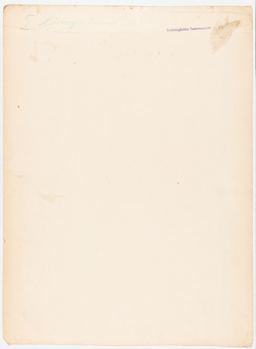 Tre damer, den mittersta i brun dräkt, de två andra i ljusblå rokokodräkt (1748)
