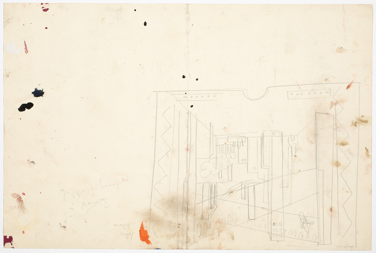 Interiör. Ett sovrum med en himmelsäng. Till vänster ett fönster, till höger skymtar ett balkongräcke bakom ett draperi. I framkanten en skärm. Randiga tapeter och mönstrade textilier. Mångfärgad. på baksidan en blyertsskiss av ett stadsmotiv.
