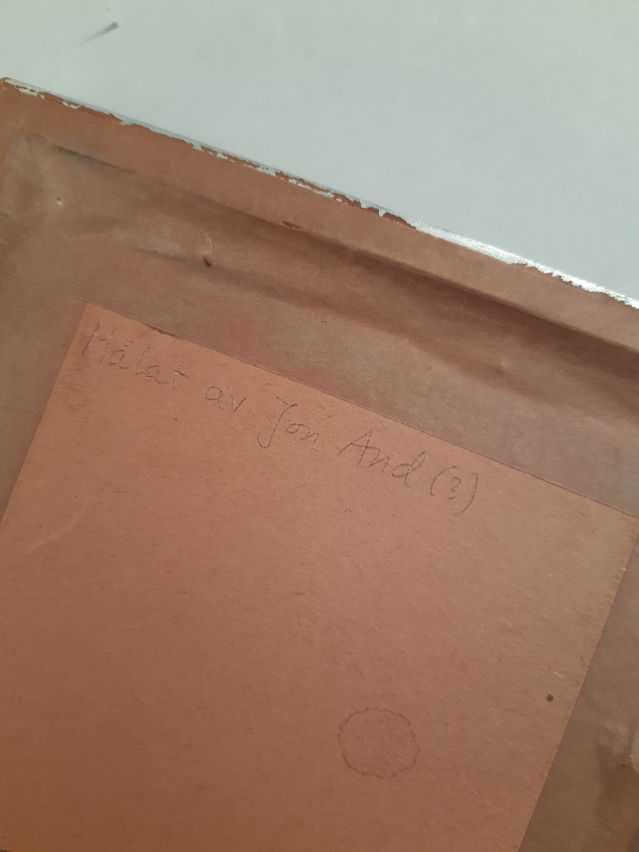 Inramad teckning, kostymskiss, i silverfärgad ram. Föreställer en asiatisk kvinna klädd i kinesisk dräkt i vitt, ljus- och mörkblå. Hon har uppsat svart hår och en blå hårdekoration.
