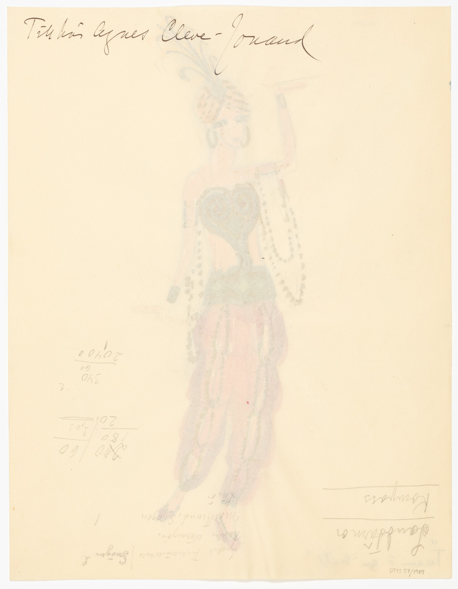 Kvinna i haremsdräkt. Livet är i guld, svart och grönt och består av en hjärtformad del som täcker bysten och ett brett bälte. Från bältet hänger vida röda byxor med guldkantade slitsar framtill. Hon bär breda guldarmband på armarna. Från armbanden på överarmarna hänger guldkedjor. På huvudet har kvinnan en gul turban med gulsvarta plymer. Skorna är i rött och guld och har höga klackar.
