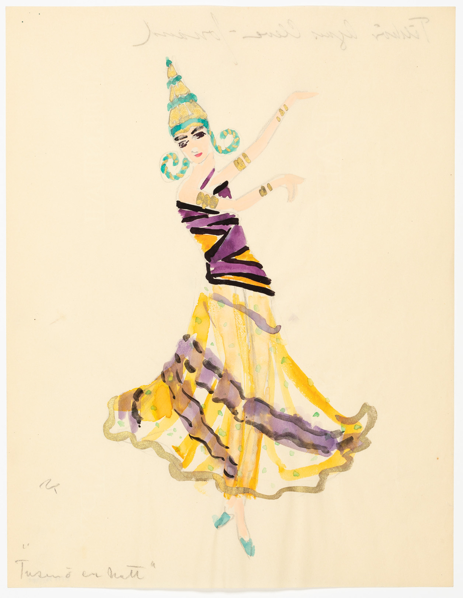 Dansande kvinna i gul, svart och lila klänning. Kjolen är transparant och vadlång. Klänningslivet är ärmlöst och kvinnan bär flera guldarmband. På huvudet bär hon en turkos och guldfärgad huvudbonad. Turkosa skor.
