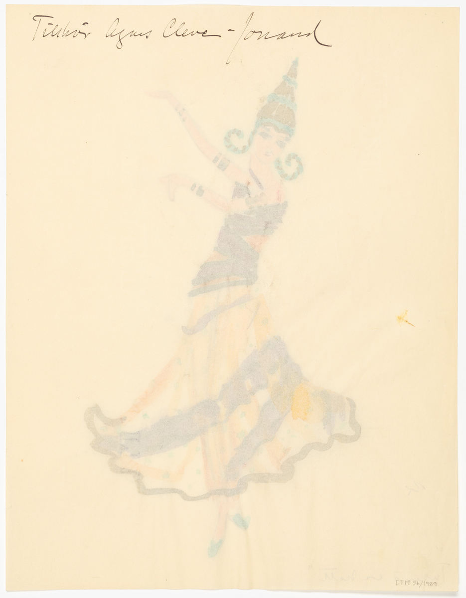 Dansande kvinna i gul, svart och lila klänning. Kjolen är transparant och vadlång. Klänningslivet är ärmlöst och kvinnan bär flera guldarmband. På huvudet bär hon en turkos och guldfärgad huvudbonad. Turkosa skor.
