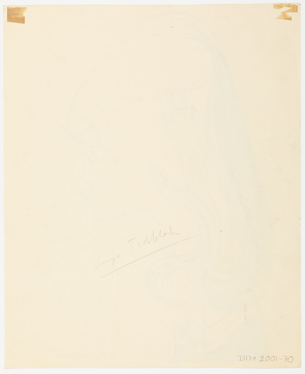 Kvinnohuvud i profil till höger. Hon har halvlångt lockigt hår, lång hals, långa ögonfransar, spetsig näsa samt liten haka.
