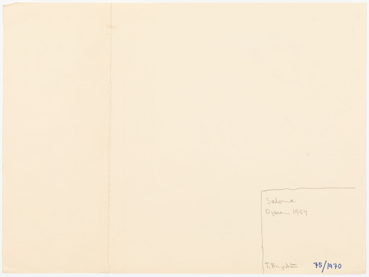 En framåtböjd kvinna iklädd lång klänning. 
