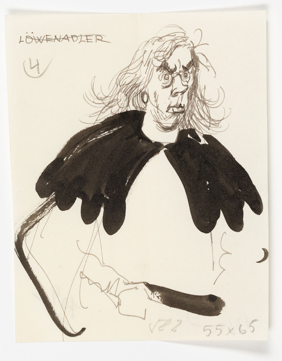 Bröstbild av man med långt hår. Han är iklädd medeltids-inspirerad dräkt bestående av tunika, bälte och en svart cape med krenelering. 
