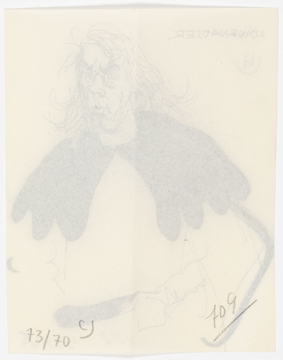 Bröstbild av man med långt hår. Han är iklädd medeltids-inspirerad dräkt bestående av tunika, bälte och en svart cape med krenelering. 
