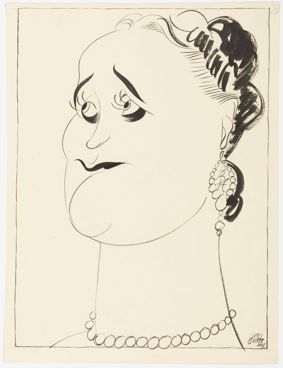 Ansiktsporträtt av kvinna med svart uppsatt hår. Runt halsen har hon ett pärlhalsband och i örat hänger ett örhänge av pärlor.
