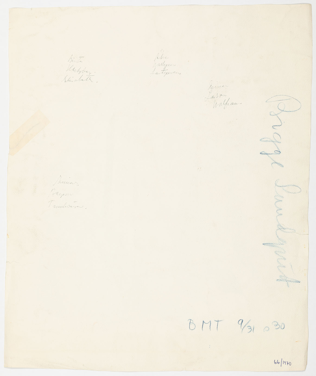 Fyra personer i medeltids-inspirerade dräkter. Männen bär mantlar och har svärd. Kvinnan ser ut som en valkyria.
