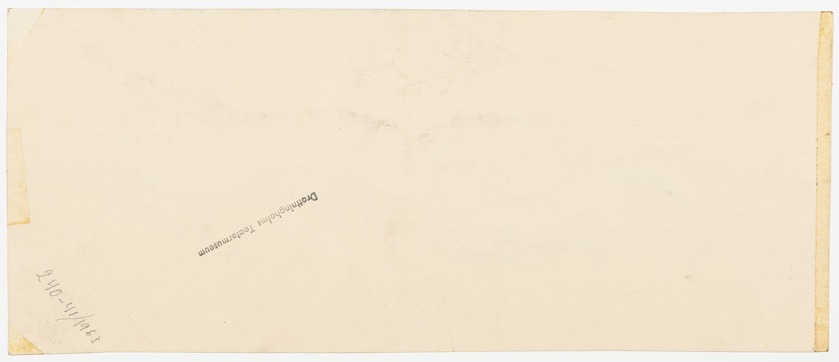 Överst en sjungande man i helfigur iklädd 1700-talsdräkt med en flaska i höger hand. Under honom en kvinna i klänning med vid kjol och korg med blomster i vänster hand.