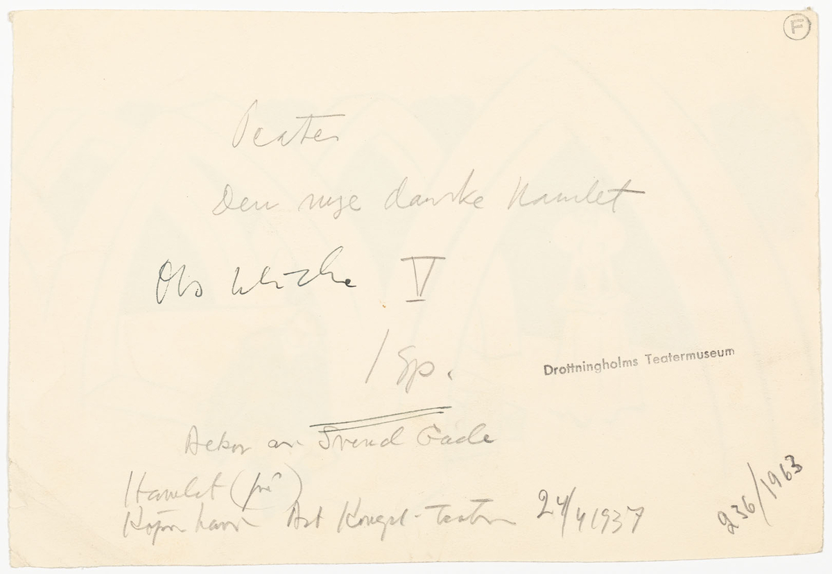 Scen med flertalet spetsvalv i avskalad stil. Till vänster en kvinna klädd i renässansdräkt med vertugall och stor stärkt krage. Till höger en man sittandes i ett av valven. Han bär renässansdräkt med överrock.