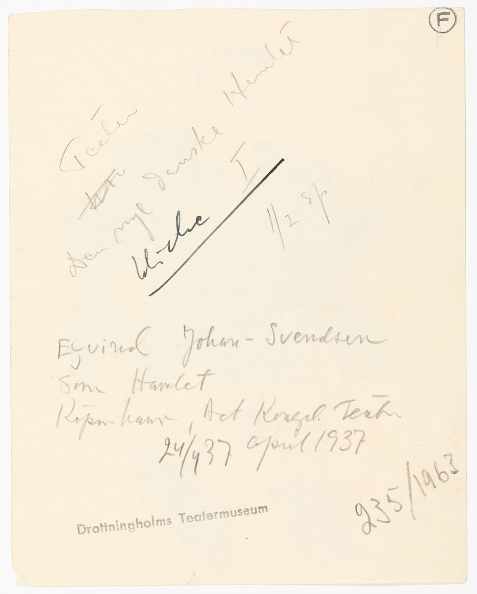 Man i helfigur avbildad framifrån. Han är iklädd renässansdräkt med skjorta, puffbyxor, nedhasade hosor och rock med breda slag. I bältet hänger en värja.