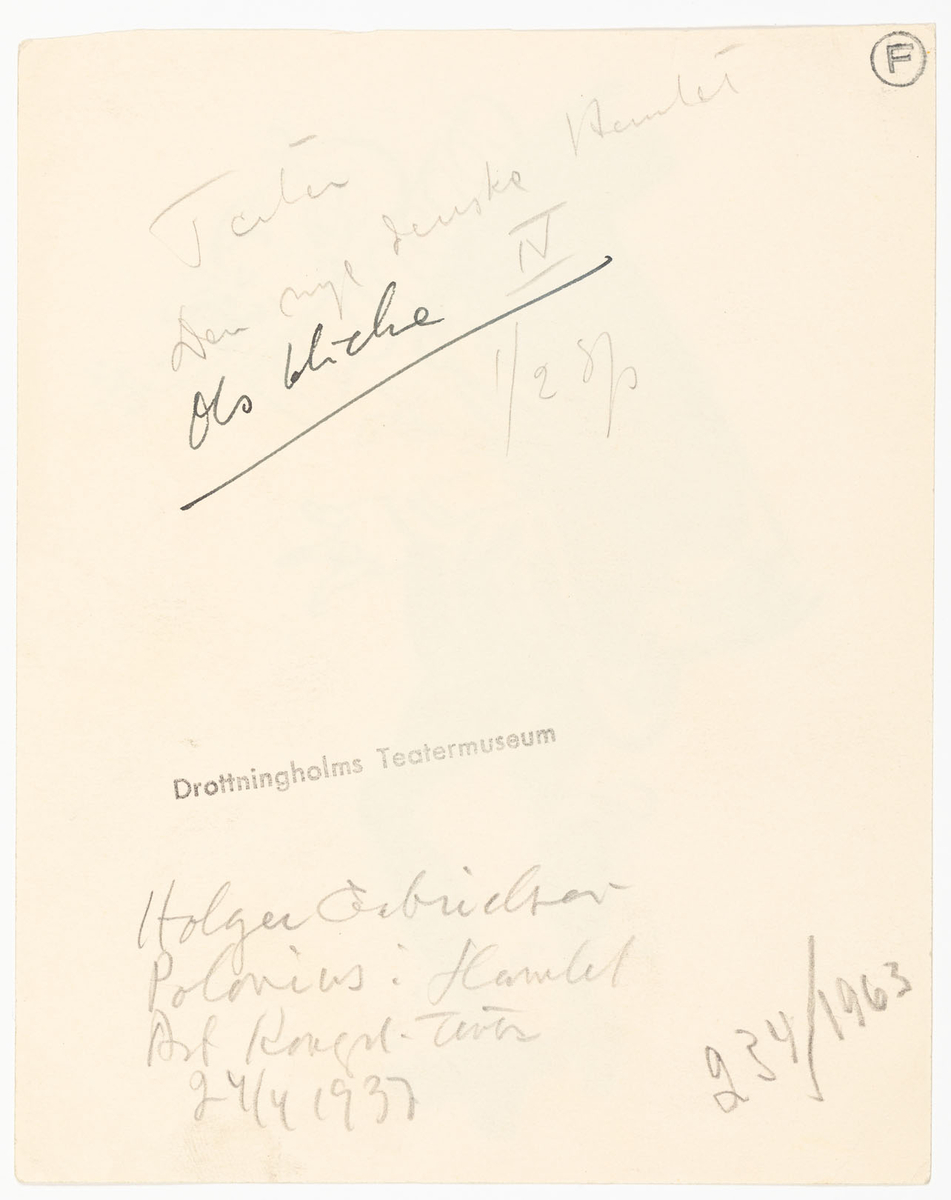Äldre man avbildad i helfigur och profil åt höger. Han är iklädd renässansdräkt med hosor, korta puffbyxor, doublet-tröja, mantel och pipkrage. På fötterna bär han skor med klack.