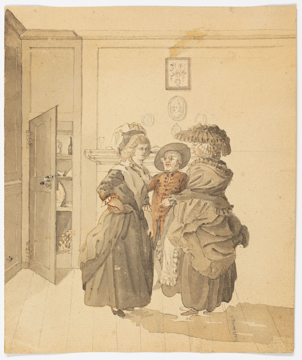 Interiör med två stående kvinnor iklädda grå klänningar, hattar, skor och sjalar från 1700-talets slut. Mellan dem står en mindre man i rödbrun rock och grå hatt.
