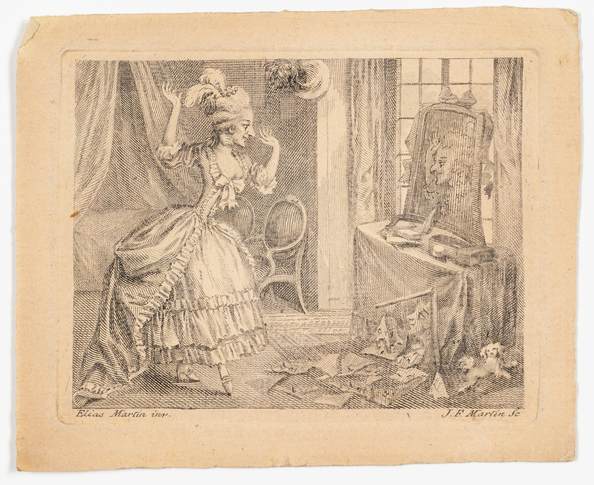 Kvinna avbildad i helfigur ståendes i ett sovrum i rokoko-stil. Hon är klädd i rokoko-dräkt bestående av en vid ankellång underkjol med volanger, snörliv och en volangprydd överklänning (robe) med släp och spetsmanschetter. Dekolletaget är dekorerat med en större rosett och hennes högt uppsatta frisyr med plymer och pärlor. Framför henne står ett toalettbord med en spegel, och nedanför det ligger skärvor av spegelglas som alla reflekterar hennes ansikte, samt en liten hund. 