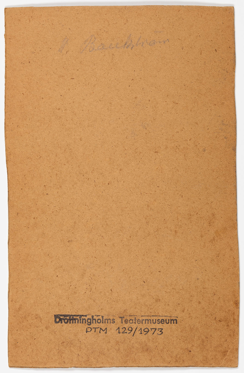 Man i 1700-tals dräkt med lång grå jacka, väst och byxor, vit krage och vit peruk.
