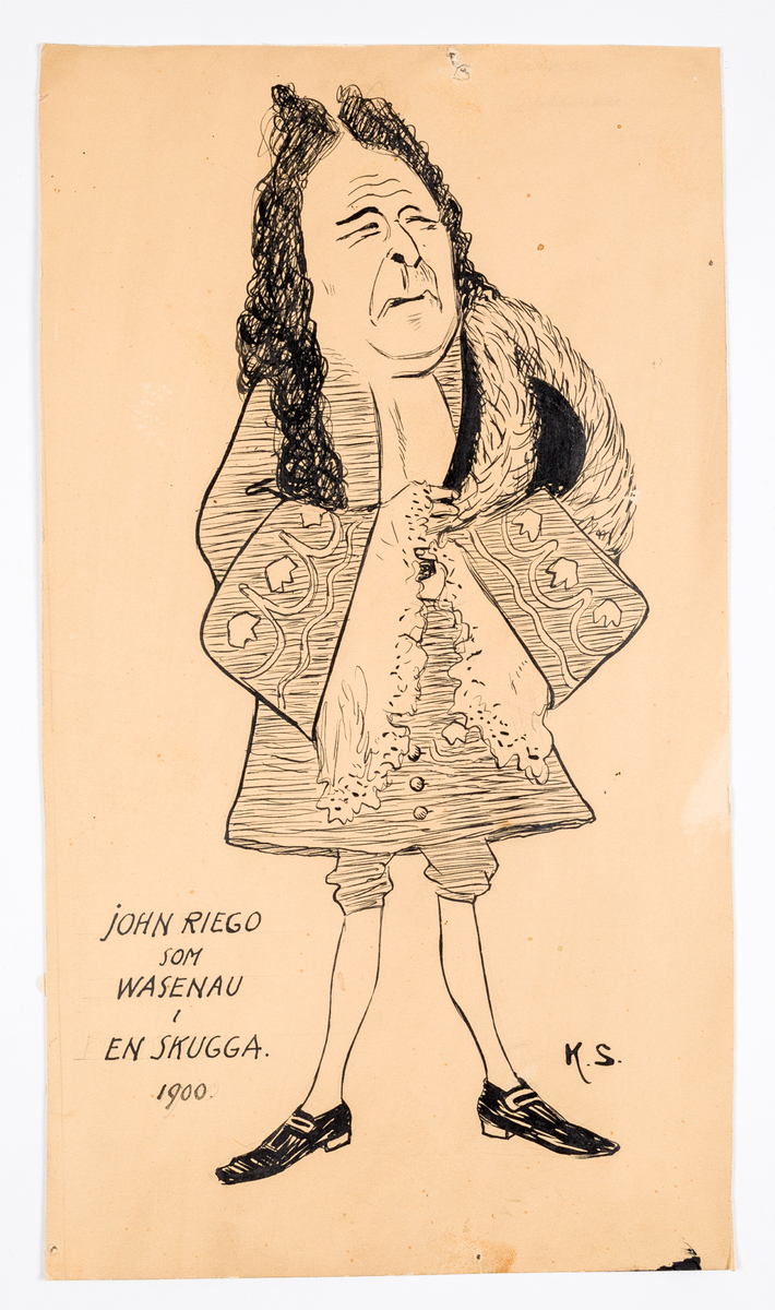 Äldre herre avbildad i helfigur iklädd barockdräkt med stora spetsmanschetter och allongeperuk.
