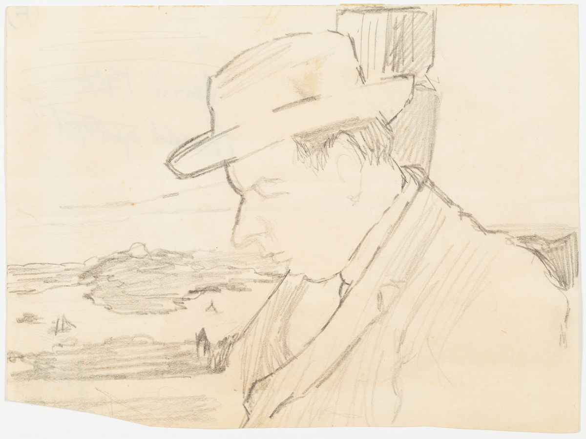 Mansfigur i profil med blicken nedåt till vänster. Han är klädd i kostym, överrock och hatt. Ett skärgårdslandskap i bakgrunden.
