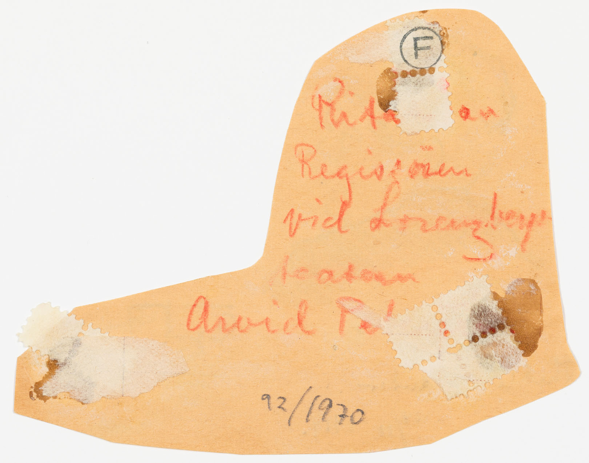 Ett kvinnohuvud i profil till höger och ett bord med en kaffekopp.
