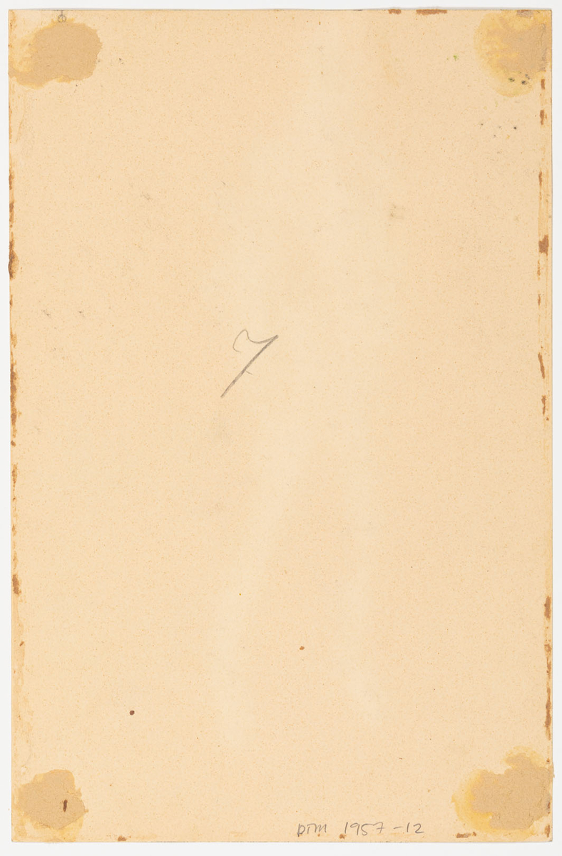 Äldre man med mustasch klädd i ljusbrun kusklivré. Han har händerna i byxfickorna. Till vänster miniatyr av häst vagn.
