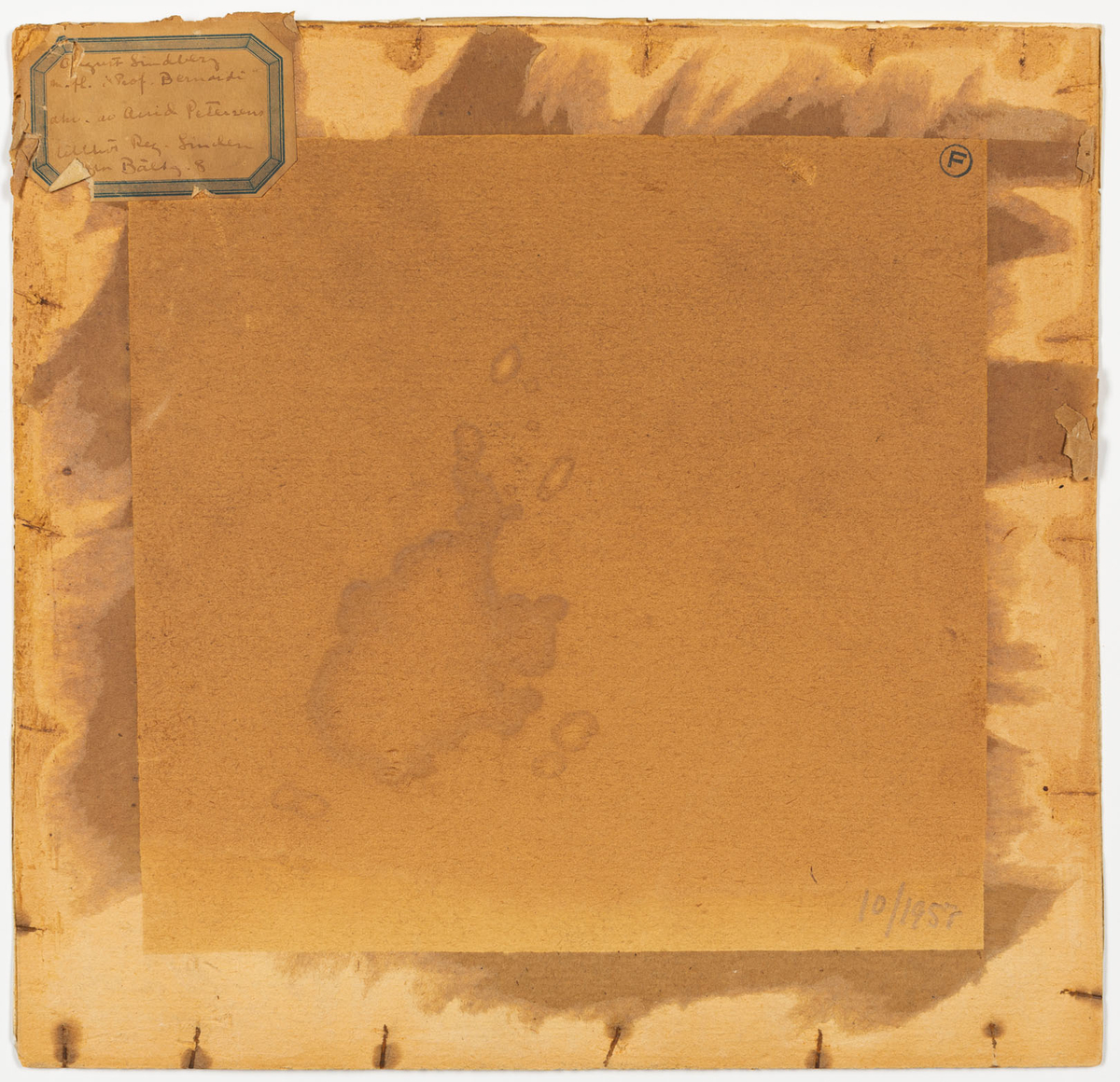 Äldre man avbildad i profil vänd till vänster klädd i svart paletå och randiga byxor. Till vänster om honom ett långbord med sju små kostymklädda män. Längst till höger en liten man med skägg klädd oknäppt paletå.
