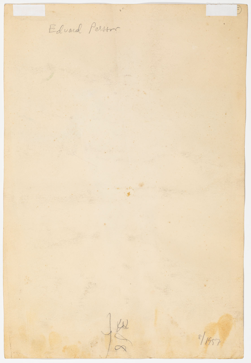 Man ståendes på en strand i kort brun jacka, vida lila byxor och en liten grön hatt på huvudet. I vänster hand en spade. I bakgrunden, på andra sidan vattnet, två campare i randiga baddräkter på en strand.
