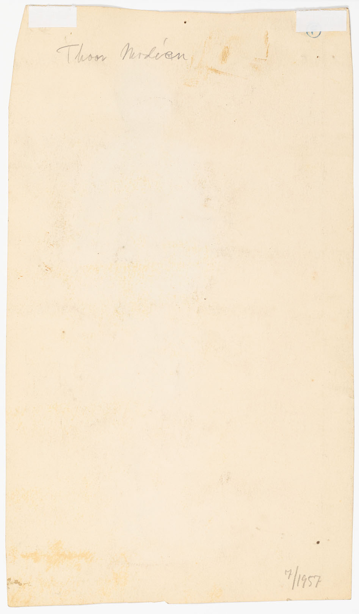 Man avbildad i helfigur klädd som servitör i vit jacka, randiga långbyxor och servett i vänster hand. Nederst till vänster, vid mannens fötter, en gäst vid ett litet bord.
