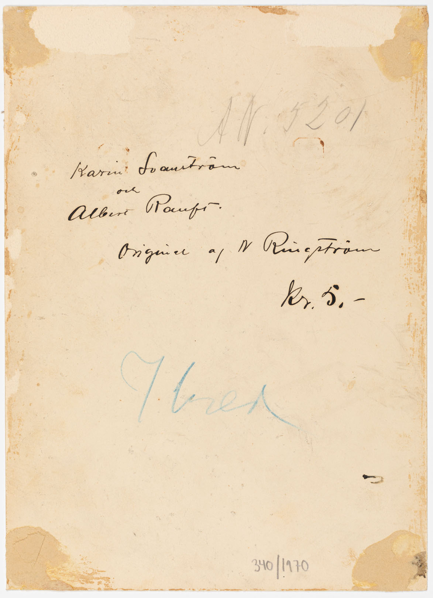 En kvinna som står på ett städ (klack) med påskriften 87,50. Framför henne står en böjd man i skor utan hälar.
