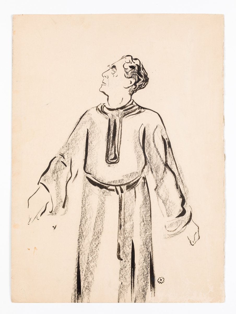 Knäbild av man sedd framifrån med huvudet i profil till vänster. Han är iklädd fotsid långärmad tunika med dekorerat sprund och bälte i midjan. På baksidan fastklistrat tidningsurklipp med samma bild.
