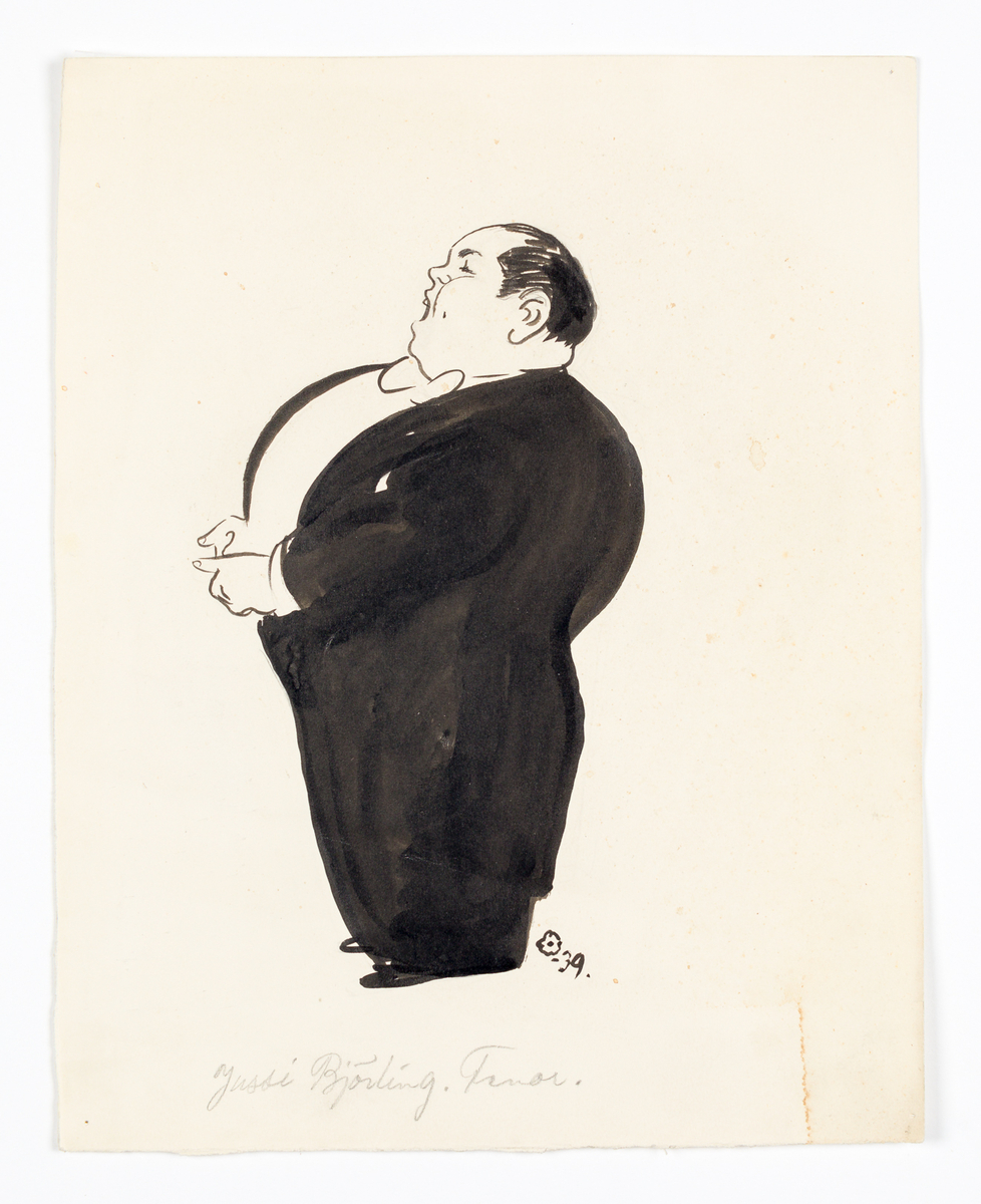 Man i helfigur avbildat i profil åt vänster. Han är iklädd svart smoking med vit fluga. 
