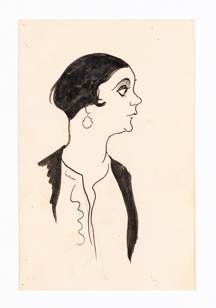 Profilporträtt av kvinna med svart pageklippt hår. Hon är iklädd blus med krås, svart väst och örhänge.
