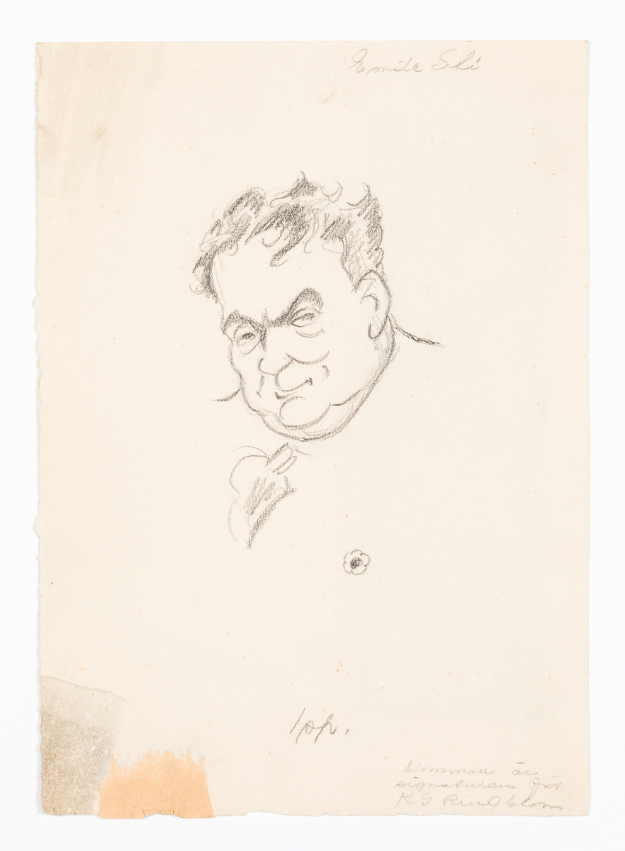 Bystbild av man sedd framifrån. Han har markerade ögonbryn och vågig kortklippt frisyr. Runt halsen kravatt. På baksidan fastklistrad tidningsnotis med det tryckta porträttet. Påskrifter.
