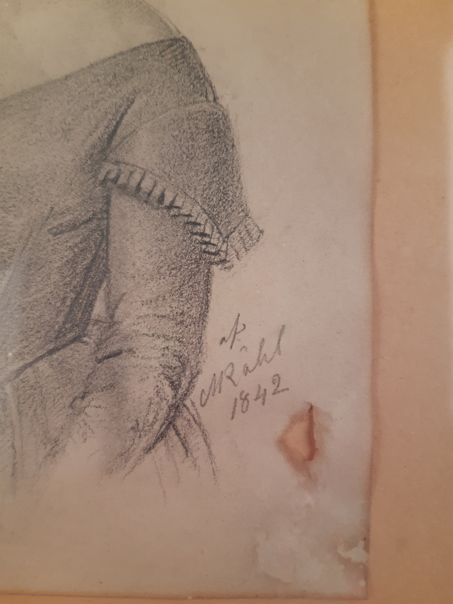 Blyerstteckning föreställande en ung kvinna. Inramad i guldfärgad träram.
