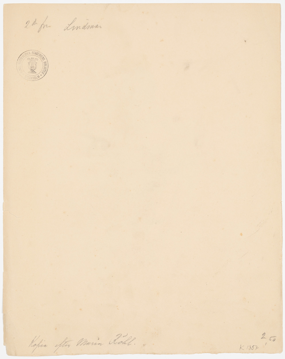 Stående kvinna med 1800-tals klänning med bara axlar. Hon har håret i  mittbena och håller en näsduk i högra handen och vänstra handen vilar på en stol.
